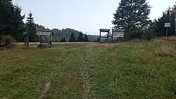 Turistický přístřešek a informační tabule severovýchodně od vrcholu