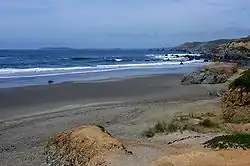 Pláž Bodega Bay, kde se film natáčel