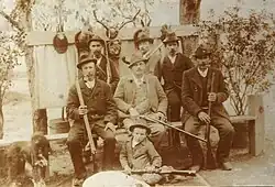 Myslivci z obce Srednja Dobrava (Občina Radovljica), okolo roku 1920 (Horní Kraňsko / Království Srbů, Chorvatů a Slovinců)