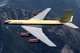 Boeing 367-80 během letu poblíž hory Mount Rainier