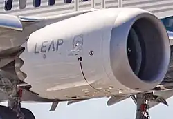 737 MAX 9 s motorem CFM LEAP-1B s chevrony z modelu 787