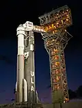 Raketa Atlas V N22 na startovací lampě