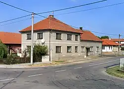 Bývalá hospoda na křižovatce v Homyli