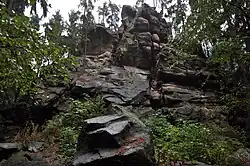 skála na vrcholu kopce