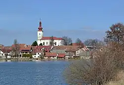 pohled přes Záhumenní rybník