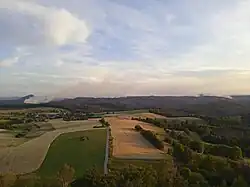 Rozsah požáru ve čtvrtek 28. července (vlevo v pozadí Růžovský vrch, vpravo Großer Winterberg)