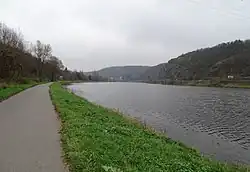 Zhruba v těchto místech by měl most překonávat Vltavu: ze Sedleckých skal (na fotce vpravo) šikmo přes řeku