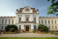 Administrativní budova u hlavního vchodu v pohledu z ulice