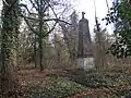 Nachází se v rohu hřbitova poblíž bývalé kaple