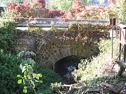 Bohnický potok podtéká Bohnickou ulici