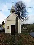 Bohostice, boží muka před návesní kapličkou.jpg