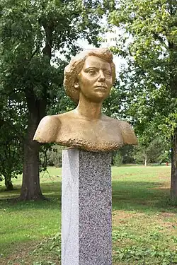 Busta Herty Lindnerové v parku v Bohosudově od sochaře Pavla Kartáka