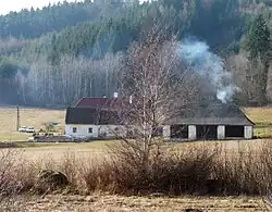 Stavení čp. 12 u rozcestníku Bohouškovická myslivna