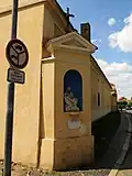 Bohušovice nad Ohří, výklenková kaplička s pietou.jpg