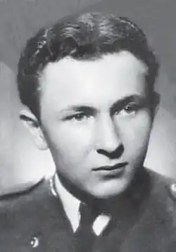 Po ukončení studia na dvouleté pilařské průmyslové škole v roce 1947