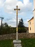 Kříž před kostelem