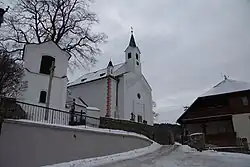 Kostel, zvonice, kříž