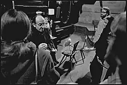 Bohuslav Korejs podává výklad o Týnských varhanách, Kostel Panny Marie před Týnem, 25. únor 1988