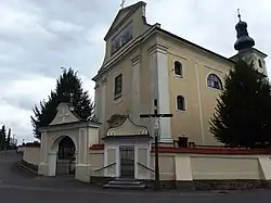 Západní průčelí s mozaikou ve štítu