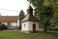 kaple na návsi