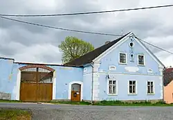 Jeden z domů na návsi