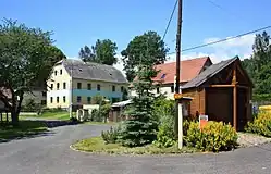 Západní strana návsi v Orasíně