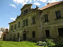 Pozdně barokní (rokokový) zámek v Bolechovicích na snímku z roku 2016