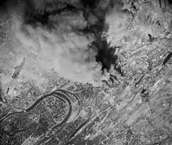 Dým stoupající ze zasažené továrny ČKD