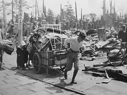 Město v troskách po bombardování