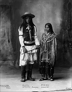 Bonie Tela, San Carlos Apache; a Hattie Tom, Chiricahua Apache