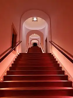 Osvětlený interiér schodiště po rekonstrukci