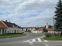 Hlavní křižovatka, vlevo obecní úřad, v pozadí kostel svatého Václava