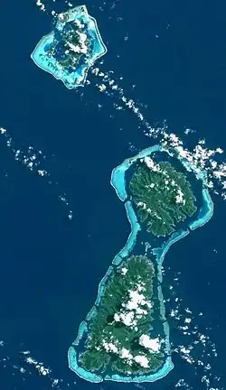 Ostrovy Bora-Bora (nahoře), Tahaa (uprostřed) a Raiatea (dole). Tahaa a Raiatea sdílejí stejnou lagunu