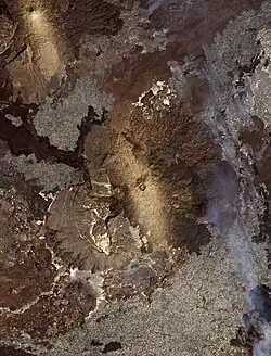 Sopky Dalafilla (vlevo nahoře) a Borale Ale (uprostřed) na satelitním snímku