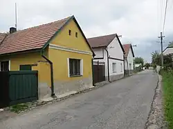 Hlavní ulice v Borku, směr Lipany