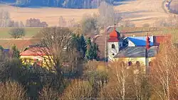 Pohled na střed obce s kostelem sv. Víta a památným stromem