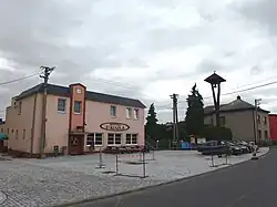 Hostinec a zvonička ve středu vesnice