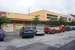 Borovany - obchodní dům čp. 3 na Žižkově náměstí (na místě zbořených památkových domů čp. 6, 7, 9 a 10) (1).jpg