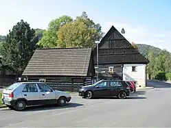 Boučkův statek, v popředí tzv. vejměnek