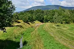 Upravené koryto potoka v prostoru golfového hřiště u Jeníkova