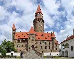 Jádro hradu s palácem a věží