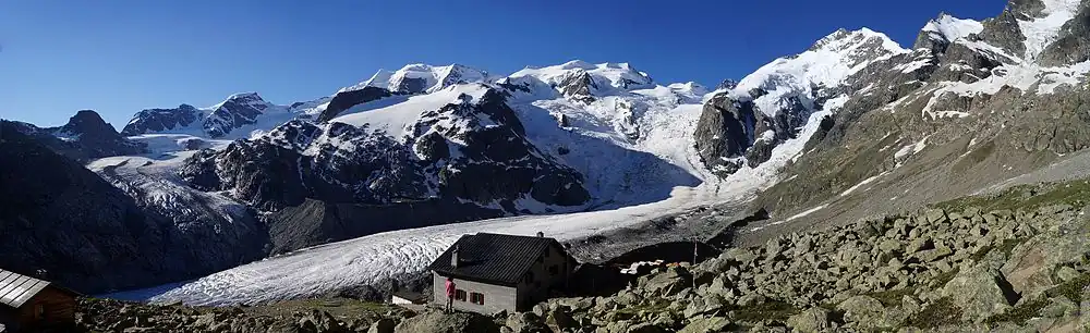 Chata Boval před ledovcem Pers & Morteratsch s ranním výhledem na Piz Palü, Bellavista a Piz Bernina s hřebenem Biancograt.