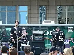 Bowling for Soup hrají v Dallasu před American Airlines Center ku příležitosti zahájení playoff Stanley Cupu