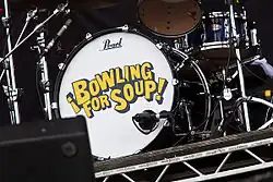 Jako mnoho jiných kapel i Bowling for Soup mají originální buben se svým logem