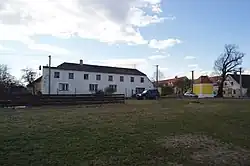 Západní strana návsi