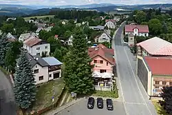 Pohled z kostelní věže směrem k severu, na obzoru jsou Jizerské hory