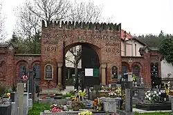 Brána hořovického hřbitova.JPG