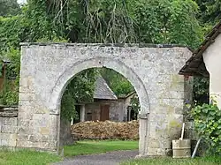 Brána u čp. 5 Dubecko.JPG