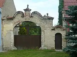 Brána usedlosti čp. 7, Bříství.JPG