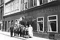 František Brabec (druhý zleva) s rodinou a personálem před restaurací